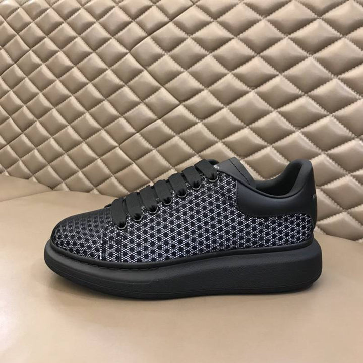 Zapatillas deportivas extragrandes de Alexander McQueen con diseño moteado en negro